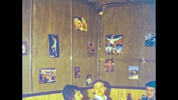 РОВИГО ИТАЛИЯ 1976: Ужин дома с молодыми друзьями — стоковое видео