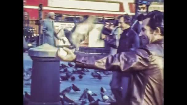 LONDON, UK 9 HAZİRAN 1975: Günlük hayatta Londra sokakları 70 'lerin ortasında, 4K Dijitalleştirilmiş görüntü 26 — Stok video