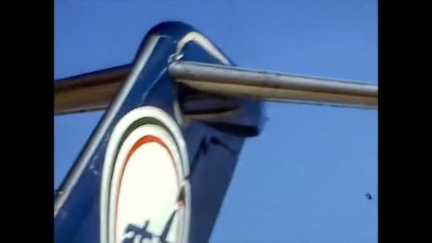 ALGHERO,イタリア1974:人々はアルゲロ空港の飛行機から降りる — ストック動画