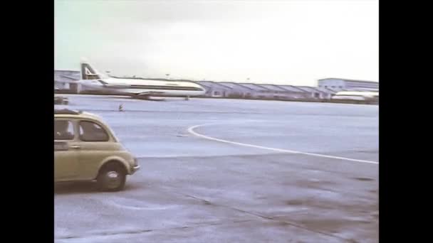 MILÁN 1976: La gente baja del avión en el aeropuerto de Milán — Vídeo de stock