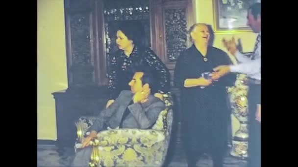 VILLANOVA DEL GHEBBO, ITALIA 1975: Momentos familiares en casa 5 — Vídeo de stock