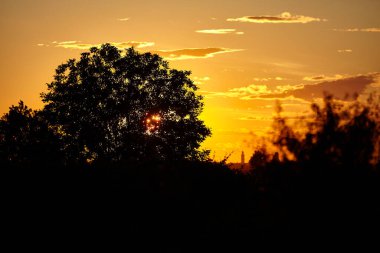 Kuzey İtalya 'da gün batımında güzel kır manzarası