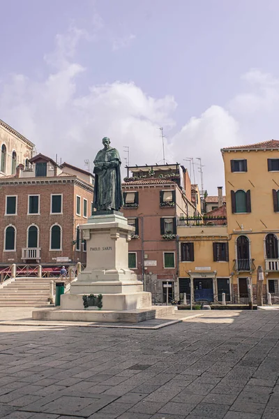 Paolo Sarpi Standbeeld Venetië Andere Historische Gebouw Achter — Stockfoto