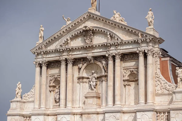 Detalle Arquitectura Iglesia Italiana Durante Día Nublado — Foto de Stock