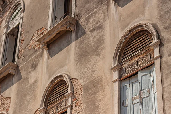 Здание Окнами Деталями Архитектурой Итальянском Городе Вениче — стоковое фото