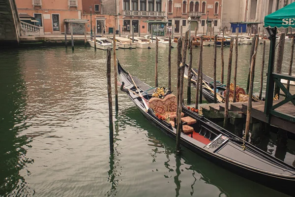 Deux Gondoles Amarrées Venise Dans Canal Grande Par Temps Nuageux — Photo