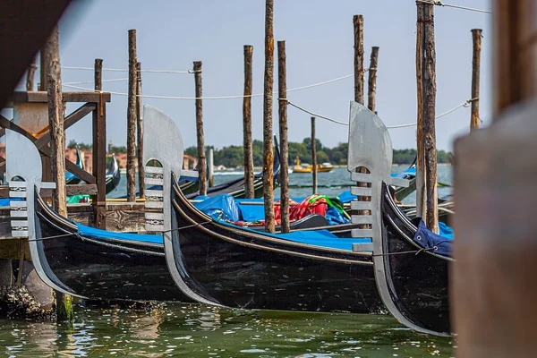 Venedik Demirlemiş Gondolların Ayrıntıları Turistik Bir Geziye Hazır — Stok fotoğraf
