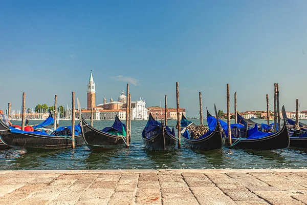 Gondolák Kikötve San Marco Téren Velence Olaszországban — Stock Fotó