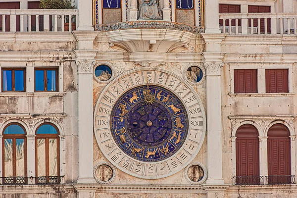 ヴェネツィア イタリアの時計塔の詳細ルネサンス建築の例 — ストック写真