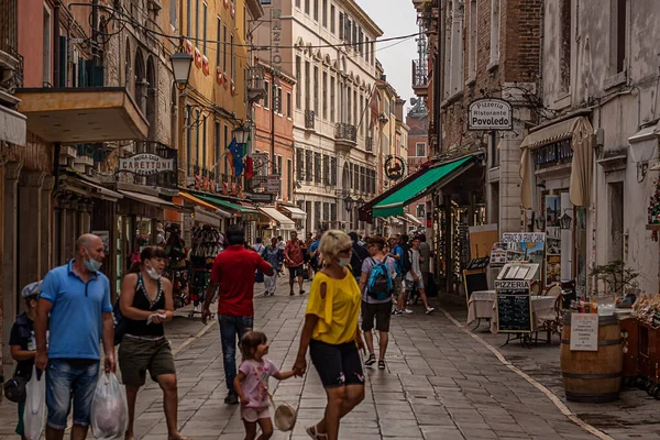 Venice Italië Juli 2020 Toeristen Lopen Venetië Straat Gondelaar Venetië — Stockfoto