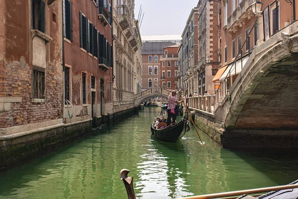 Venice Olaszország 2020 Július Gondolier Velencei Csatorna — Stock Fotó
