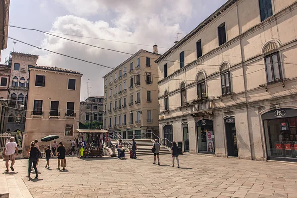 Venice Italië Juli 2020 Toeristen Lopen Venetië Straat — Stockfoto