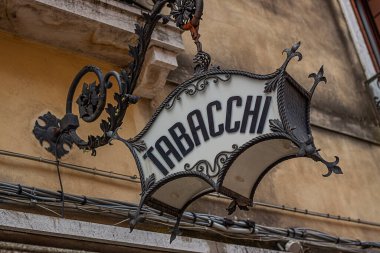 Venedik, İtalya 2 Temmuz 2020: Venedik, İtalya 'da tütün dükkanı tabelası. Tabacchi, İtalyanca tütün anlamına gelir.