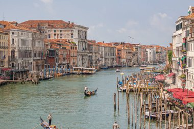 Venedik, İtalya 2 Temmuz 2020: Venedik 'te tekne ve gondollu Kanal büyük manzara