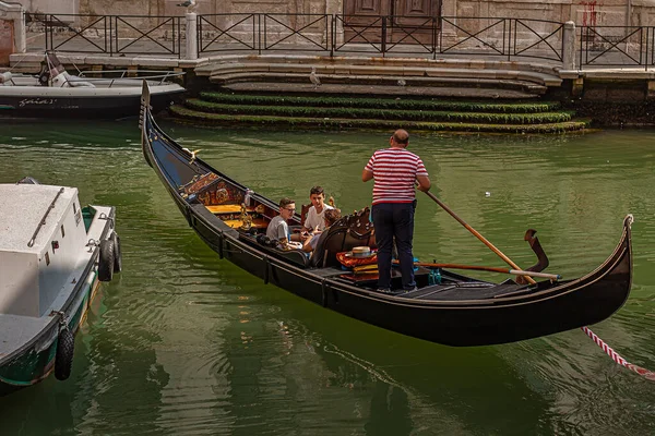 Venice Italië Juli 2020 Gondelaar Venetië Kanaal — Stockfoto