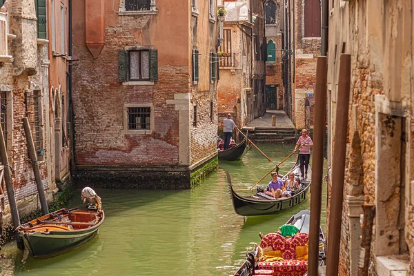 Venedik Talya Temmuz 2020 Venedik Kanalı Nda Gondolcu — Stok fotoğraf