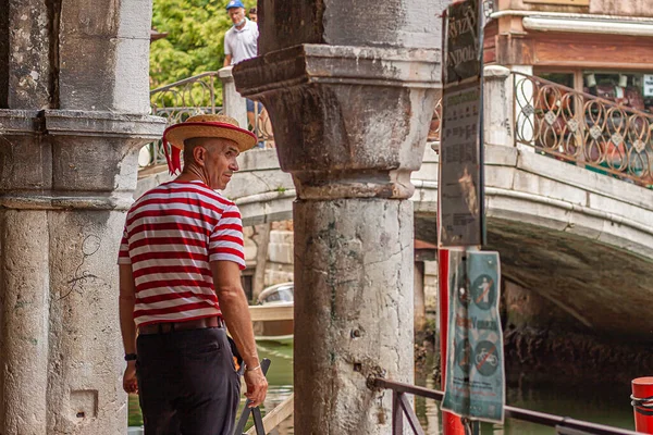 Venice Italy July 2020 Мужчина Традиционной Венецианской Одежде — стоковое фото