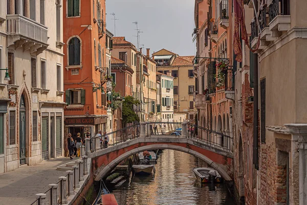 Wencja Włochy Lipiec 2020 Rzeka Wenecja Małym Mostem — Zdjęcie stockowe