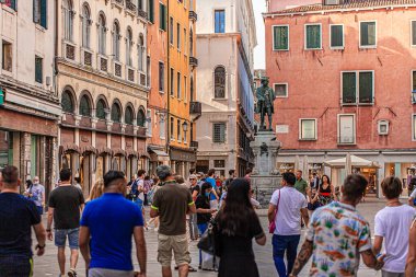 Venedik, İtalya 2 Temmuz 2020: Venedik caddesinde turistler yürüyor