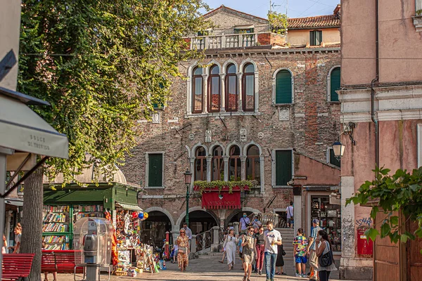 Venice Italië Juli 2020 Toeristen Lopen Venetië Straat — Stockfoto