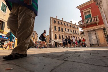 Venedik, İtalya 2 Temmuz 2020: Venedik 'te yürüyen turistler