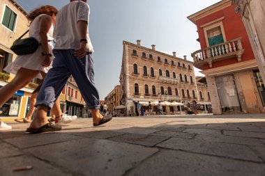 Venedik, İtalya 2 Temmuz 2020: Venedik 'te yürüyen turistler