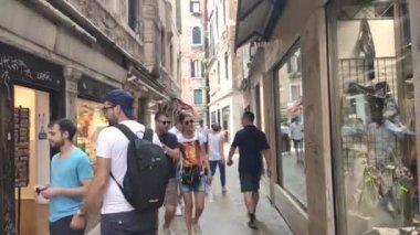 İtalya 'da Venedik sokağı dolusu insan şehri ziyaret ediyor.