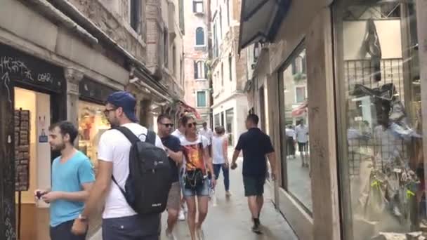 Callejón de Venecia en Italia lleno de gente está visitando la ciudad — Vídeos de Stock