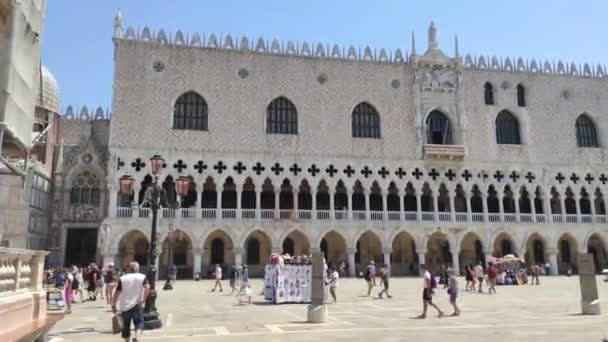 Palazzo Ducale em Veneza na Itália com turistas — Vídeo de Stock