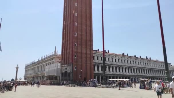 İtalya, Venedik 'teki Saint Mark Katedrali' nin çan kulesi. — Stok video