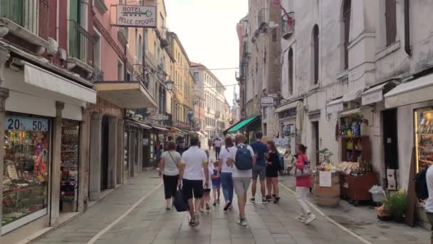 Pessoas caminhando no beco de Veneza 5 — Vídeo de Stock