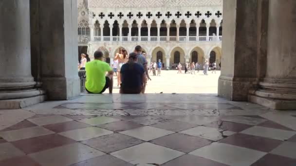 Люди у Венеції на площі Святого Марка 2 — стокове відео