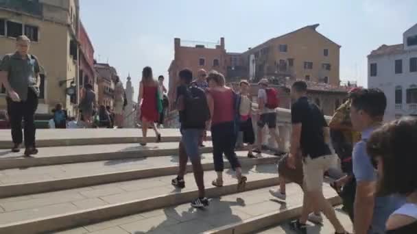 Люди, идущие по венецианской аллее — стоковое видео