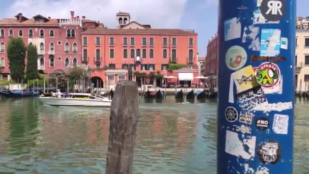 Blick auf den Canal Grande in Venedig mit Gondeln — Stockvideo