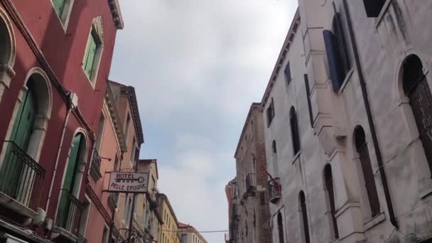 Menschen zu Fuß in der Gasse Venedig 4 — Stockvideo