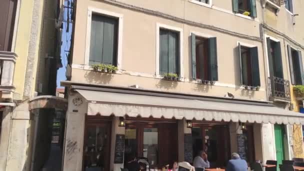 People walking in Venice alley — Stock Video