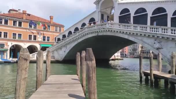 Blick auf die Rialto-Brücke in Venedig — Stockvideo