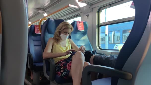 Mulher usa máscara médica no trem durante o período Covid — Vídeo de Stock
