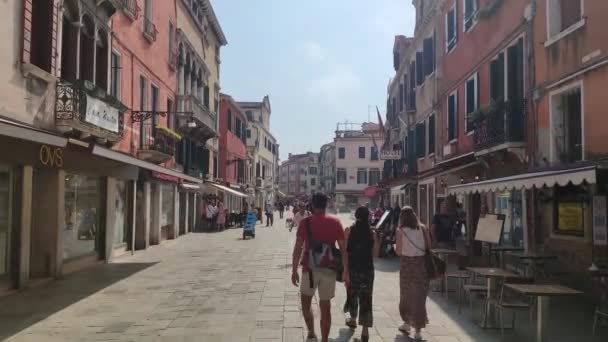 Menschen, die in der Gasse Venedig 7 spazieren gehen — Stockvideo