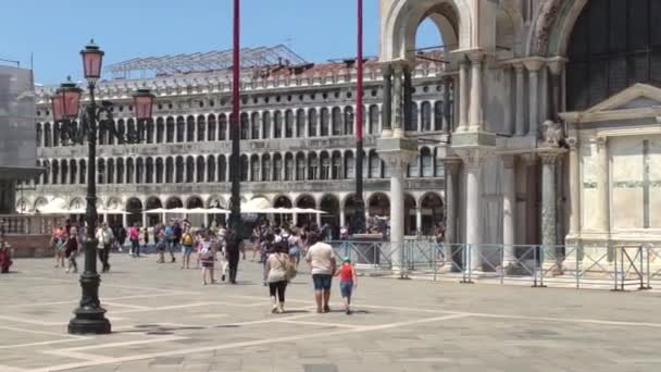 Menschen auf dem Markusplatz in Venedig — Stockvideo