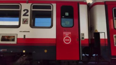 Tren İtalya 'daki tren istasyonundan kalkıyor.