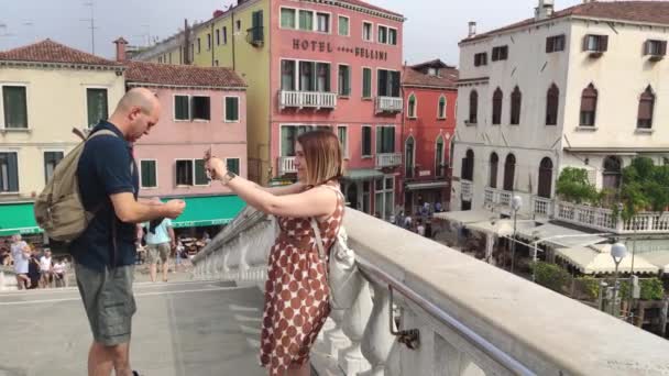 Persone che si fanno un selfie a Venezia — Video Stock