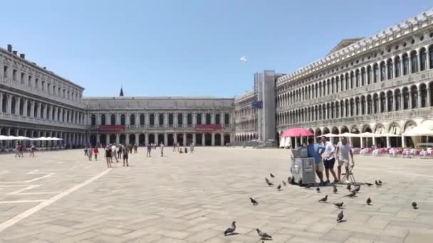Benátky s několika turisty — Stock video