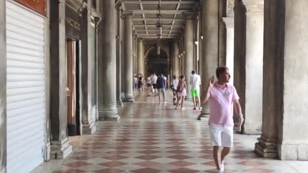 Arcades in Venice full of people walking 2 — Stock Video