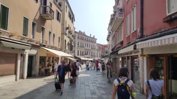 Mensen wandelen in Venetië steegje 6 — Stockvideo