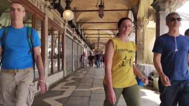 Arcades en Venecia llena de gente caminando 3 — Vídeo de stock