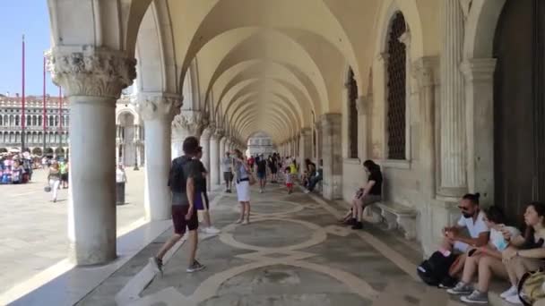 Аркади у Венеції повні людей, що ходять. — стокове відео