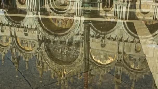 Reflejo de la catedral de San Marcos en Venecia — Vídeos de Stock