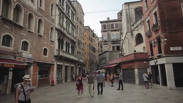 Ludzie spacerujący w alei Wenecji 9 — Wideo stockowe