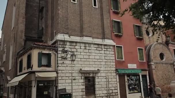Santi Apostoli klokkentoren in Venetië — Stockvideo